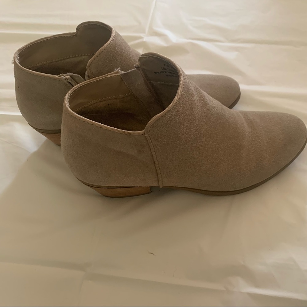CROWN VINTAGE beige suede booties - Picture 2 of 8